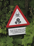 908009 Afbeelding van het waarschuwingsbord om geen giftige planten te plukken en te eten, in de Oude Hortus bij het ...